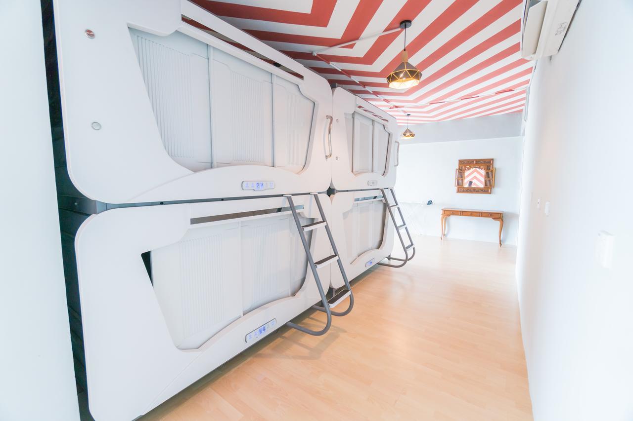 Seaview Capsule Hotel Кота-Кинабалу Номер фото